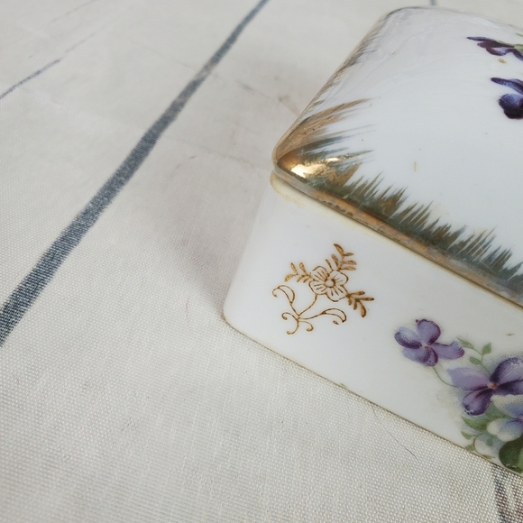 Vintage Shafford Handpainted Cigarette Box  with 2 Ashtrays Violets Gold Gild - Picture 11 of 13